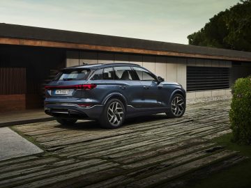 Static photo, 
Colour: Plasma blue metallic