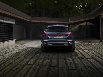 Static photo, 
Colour: Plasma blue metallic