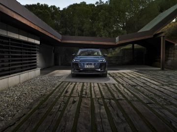 Static photo, 
Colour: Plasma blue metallic