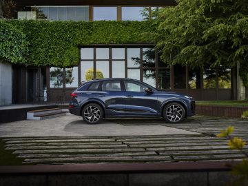 Static photo, 
Colour: Plasma blue metallic