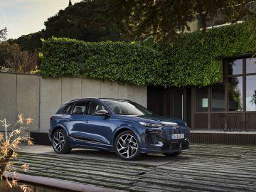 Static photo, 
Colour: Plasma blue metallic