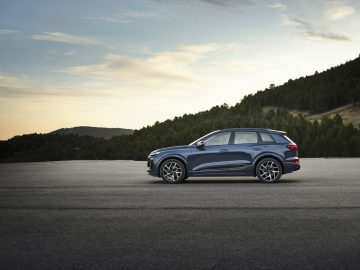 Static photo, 
Colour: Plasma blue metallic