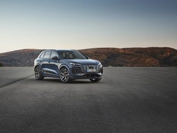 Static photo, 
Colour: Plasma blue metallic