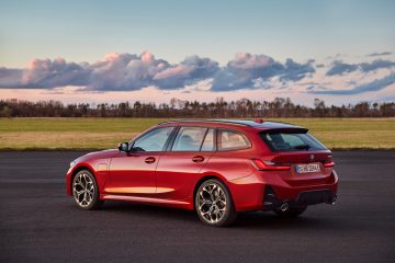 P90549653_highRes_the-new-bmw-330e-tou