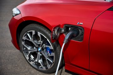 P90549663_highRes_the-new-bmw-330e-tou