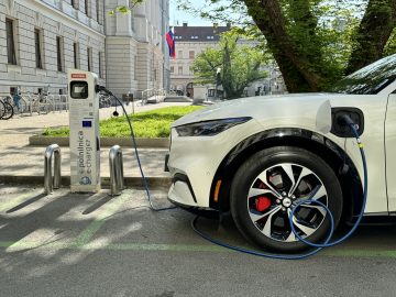 Polnjenje električnih avtov Petrol