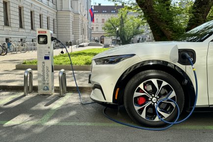 Polnjenje električnih avtov Petrol