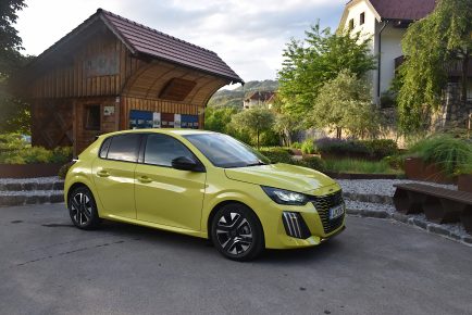 PEUGEOT 208 01