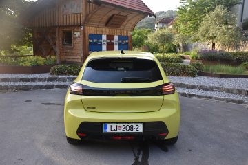 PEUGEOT 208 06