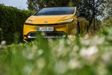Toyota Prius PHEV priključni hibrid avtomobilizem.com-15