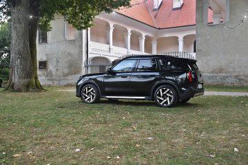 MINI COUNTRYMAN E 03
