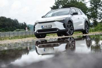 Toyota BZ4X električni avto avtomobilizem.com-16