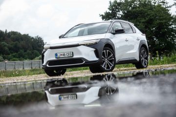 Toyota BZ4X električni avto avtomobilizem.com-17