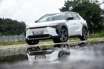 Toyota BZ4X električni avto avtomobilizem.com-17