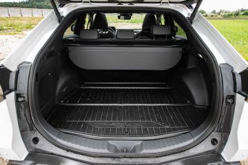 Toyota BZ4X električni avto avtomobilizem.com-33