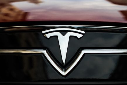 1024px-TESLA_badge_on_a_car