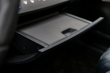 Globok električno pomični sredinski predal je skrit v liniji armaturne plošče