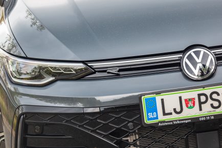 Volkswagen_Golf_15_eTSI_R-Line_05