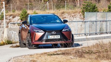 Lexus_RZ_450e_Premium_01