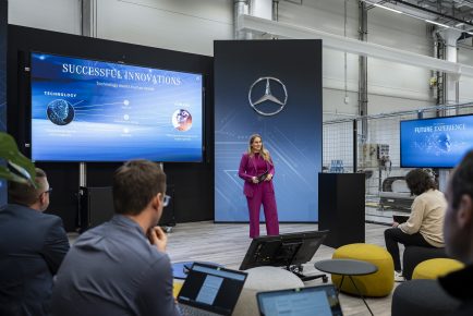 Wegweisende Innovationen für das Automobil der Zukunft: Mercedes-Benz gibt exklusive Einblicke in Forschungsaktivitäten und zukünftige TechnologienPioneering innovations for the car of the future: Mercedes-Benz provides exclusive insights into researc