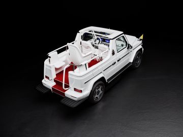 Papst Franziskus erhält erstes elektrisches „Papamobil“ von Mercedes-BenzPope Francis receives first electric “Popemobile” from Mercedes-Benz