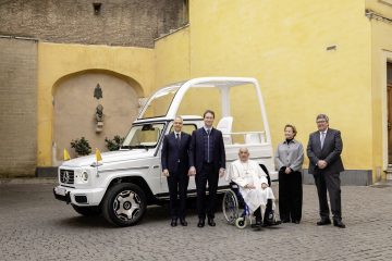 Papst Franziskus erhält erstes elektrisches „Papamobil“ von Mercedes-BenzPope Francis receives first electric “Popemobile” from Mercedes-Benz