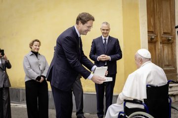 Papst Franziskus erhält erstes elektrisches „Papamobil“ von Mercedes-BenzPope Francis receives first electric “Popemobile” from Mercedes-Benz