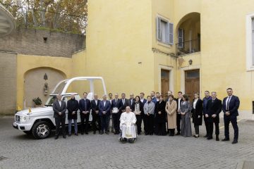 Papst Franziskus erhält erstes elektrisches „Papamobil“ von Mercedes-Benz

Pope Francis receives first electric “Popemobile” from Mercedes-Benz