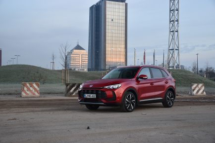 MG ZS HYBRID 01