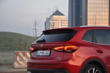 MG ZS HYBRID 12