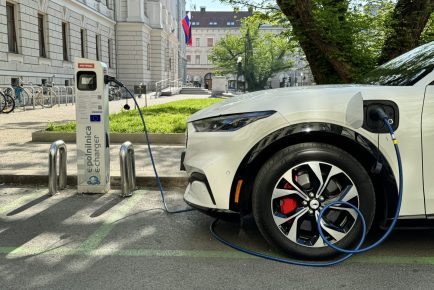 polnjenje-elektricnih-avtov-petrol