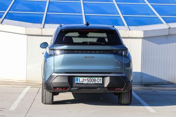 Peugeot 5008 PureTech avtomobilizem.com-40