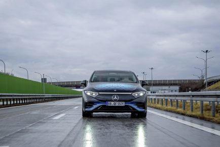Mercedes-Benz startet Straßentests des ersten Fahrzeugs mit Festkörperbatterie 

Mercedes-Benz starts road testing first solid-state-battery vehicle
