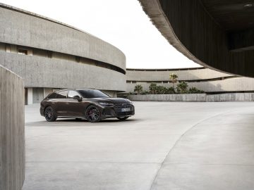 Static photo, 
Colour: Madeira Brown metallic