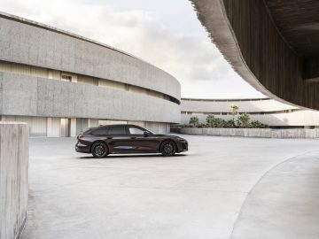 Static photo, 
Colour: Madeira Brown metallic