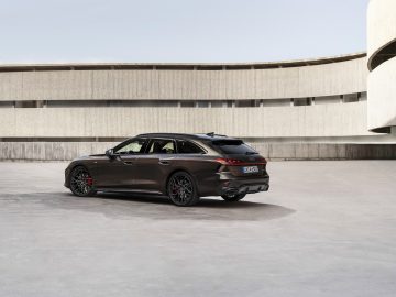 Static photo, 
Colour: Madeira Brown metallic