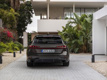 Static photo, 
Colour: Madeira Brown metallic