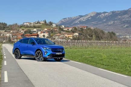 Rafale E-Tech 4x4 300: kombinacija zmogljivosti, učinkovitosti ob podpori sistema štirikolesnega pogona.
