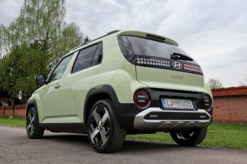 Inster je igriv mestni avtomobil z električnim pogonom.
