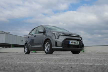 Kia sicer ni razvila nove generacije modela, a jo je posodobila in uskladila z zakonskimi zahtevami.