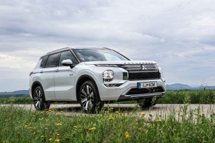Mitsubishi Outlander PHEV-13