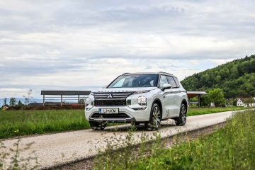 Mitsubishi Outlander PHEV-21