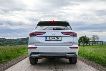 Mitsubishi Outlander PHEV-24