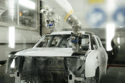Renault 4 E-Tech electric - two-tone paint process_ (1)