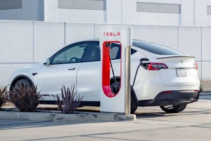 Tesla model Y polnjenje