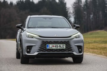 Lexus LBX Hybrid-12