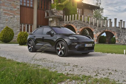 PORSCHE MACAN 01