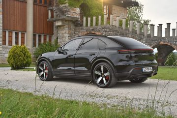 PORSCHE MACAN 02