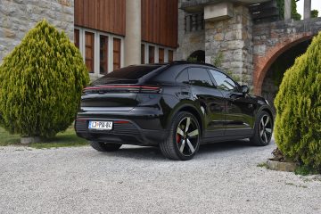 PORSCHE MACAN 06
