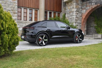 PORSCHE MACAN 08